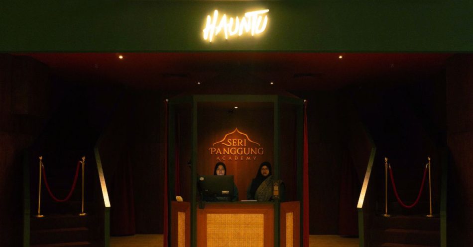 Hauntu The Curve shop front with Seri Panggung Academy Signage